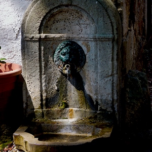 Fontaine en pierre avec tête de lion - France  - collection de photos clin d'oeil, catégorie rues
